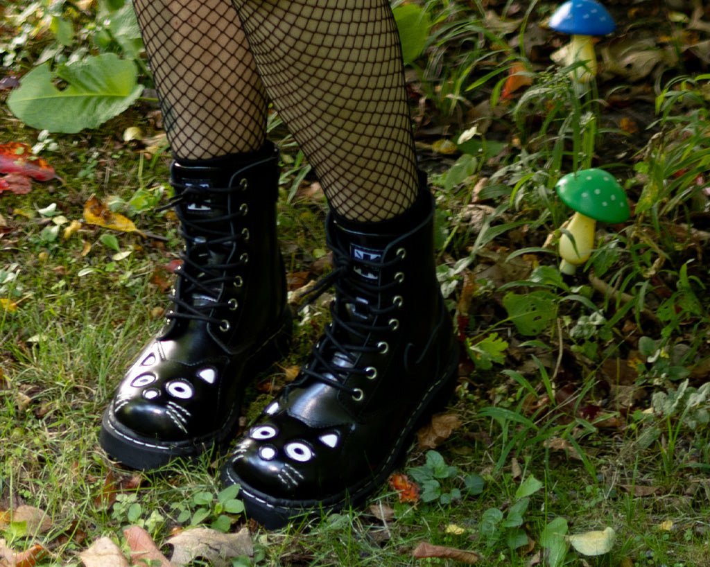 T2343 Black Leather Kitty Boot
