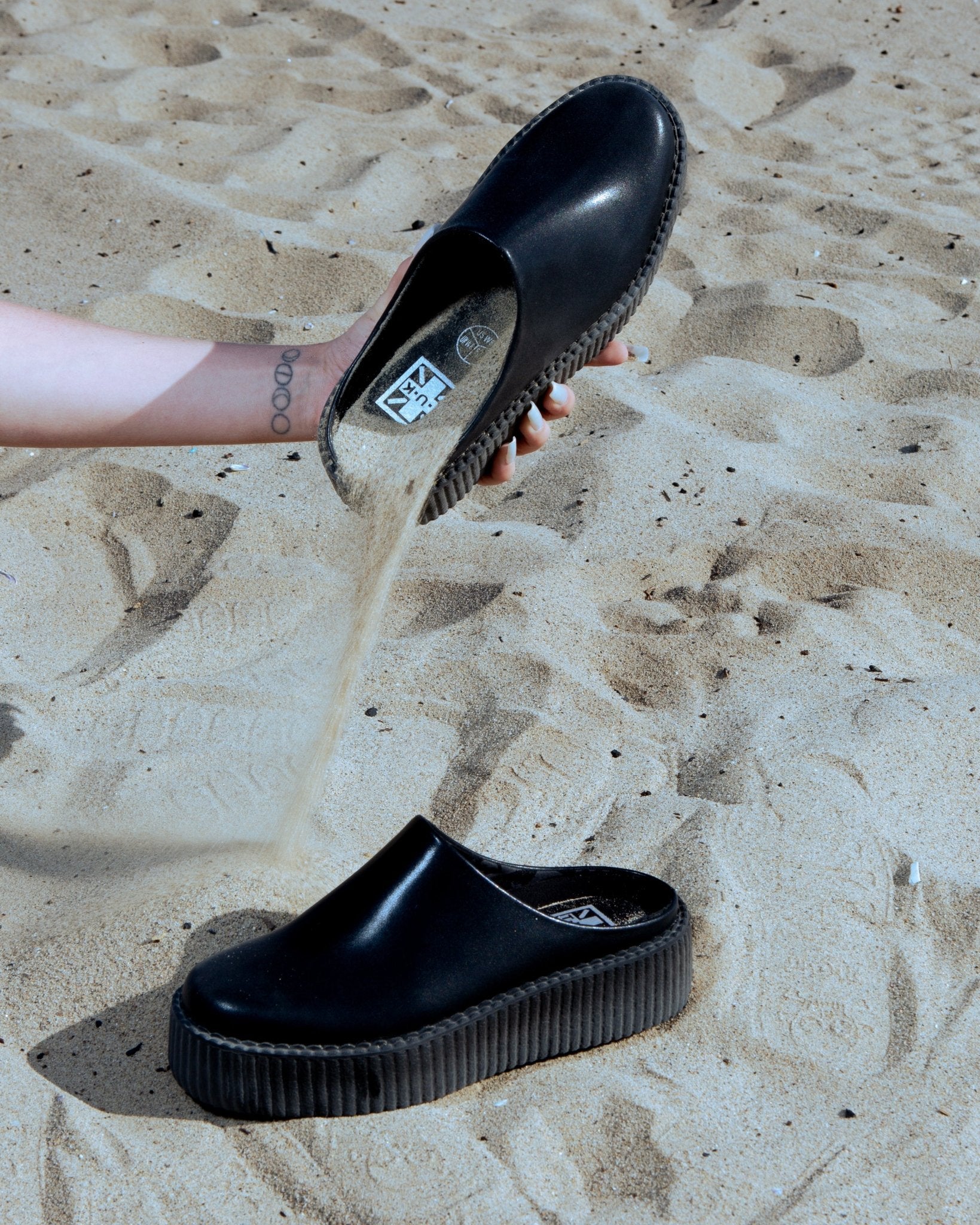 V3371L Black Leather Viva Mondo Creeper Clog