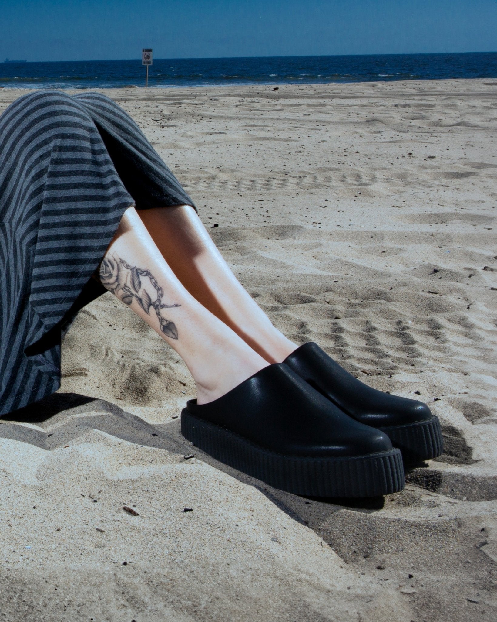 V3371L Black Leather Viva Mondo Creeper Clog