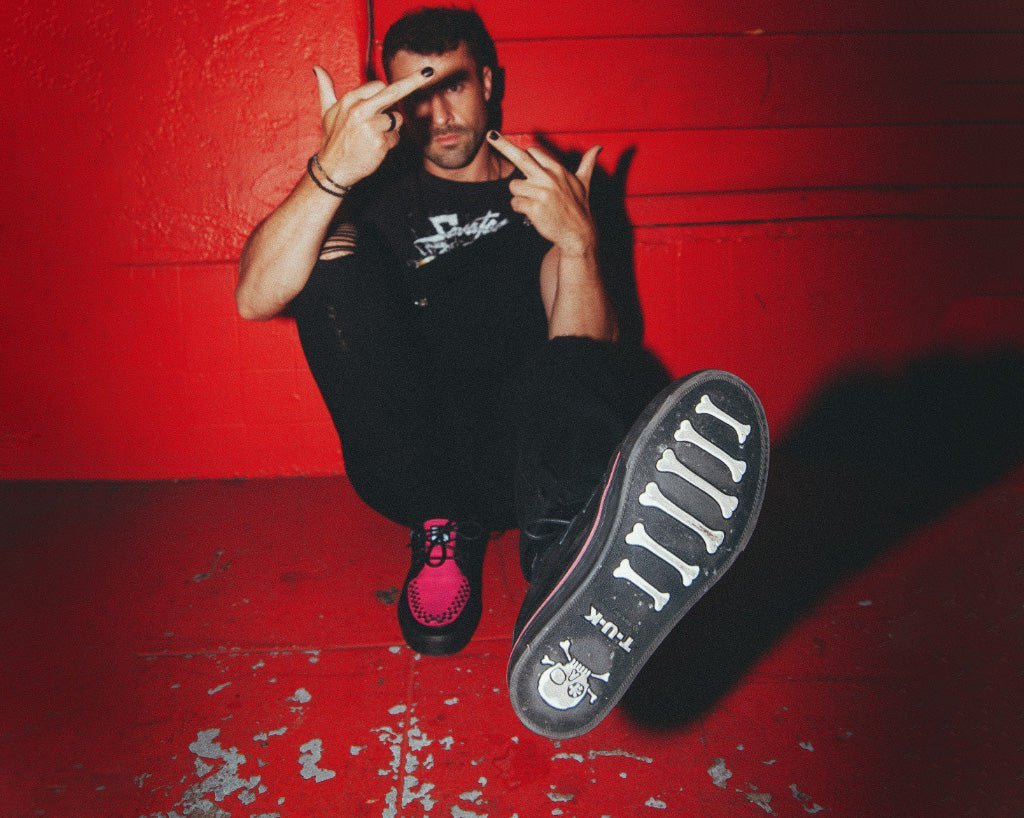 A3148 Black & Neon Pink Sneaker