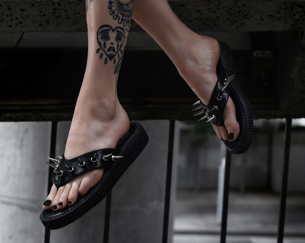 F3387L Black & Silver Spike Viva Low Flip Flop