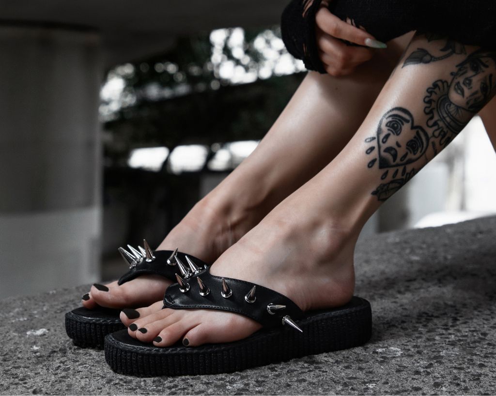 F3387L Black & Silver Spike Viva Low Flip Flop