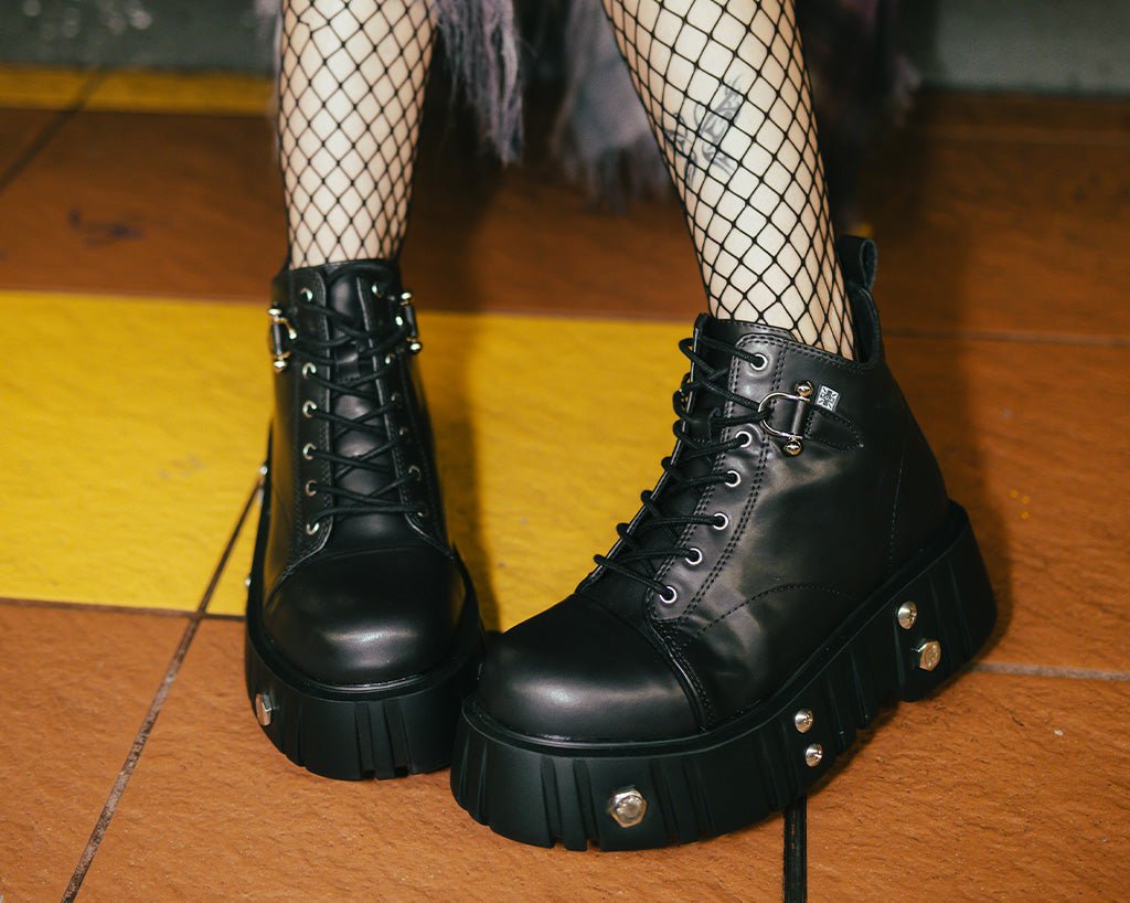 A3334 Black TUKskin Bolt Airship Boot