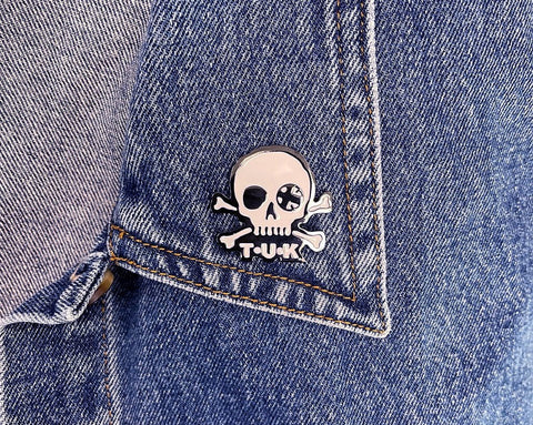 P0081 Black & White Skull Logo Enamel Pin P0081-OS