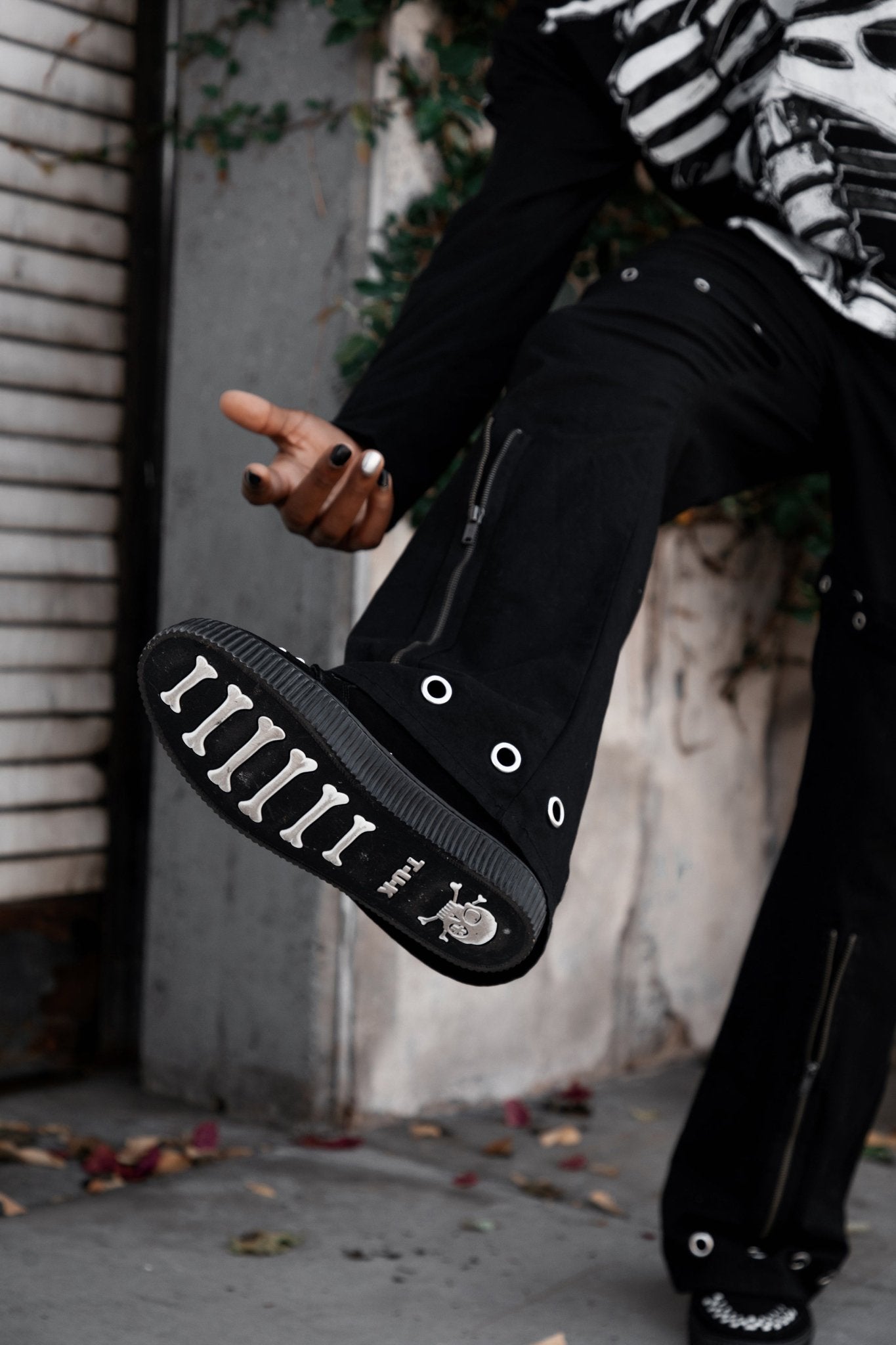 A3430 Black & White Suede Lace-Up Creeper Sneaker