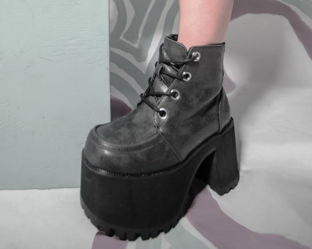 A8663L Distressed Ankle Nosebleed Boot
