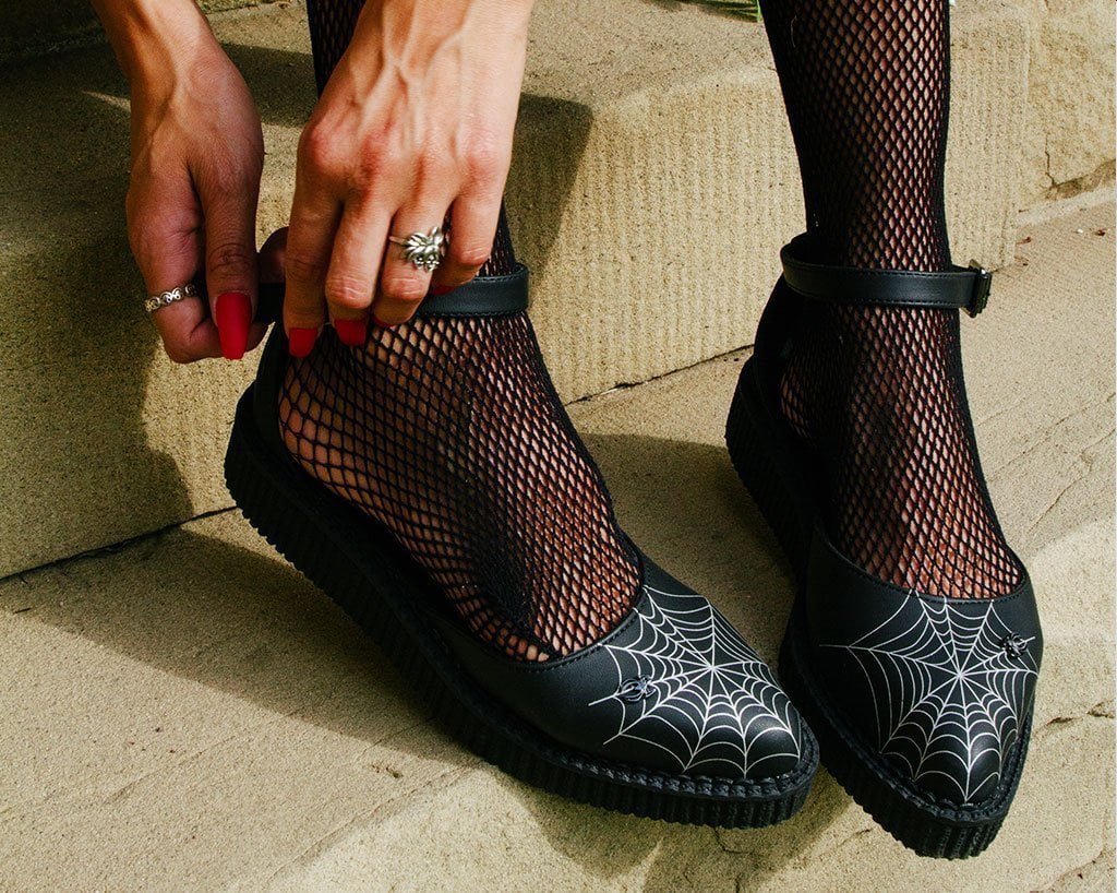 A9944L Black Pointed Spiderweb Glow Sandal