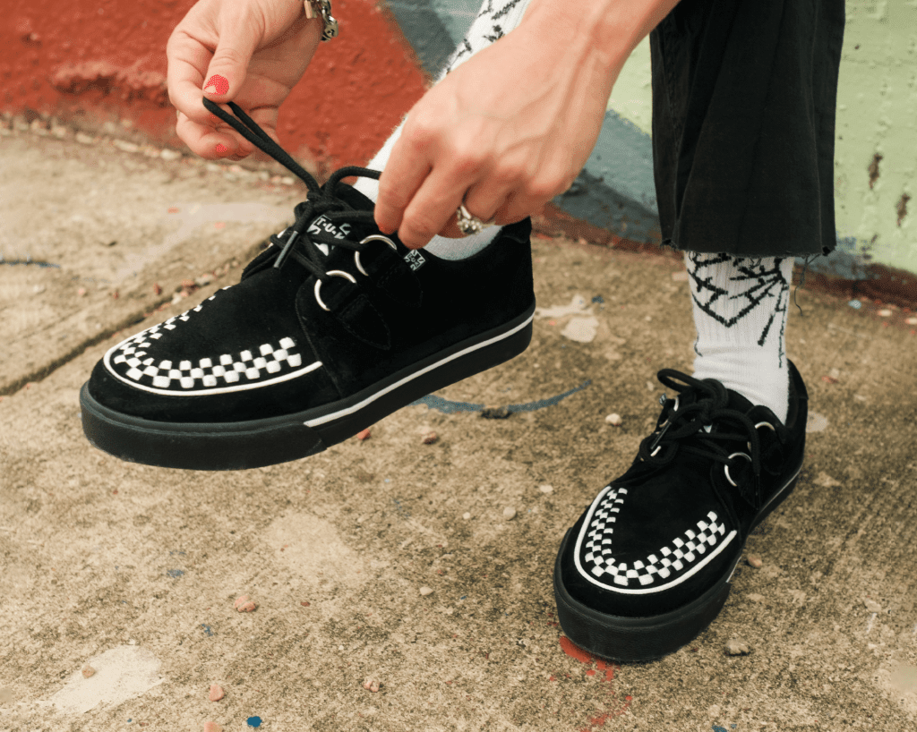 スパイク・シューズ Tou black-suede-white-interlace-