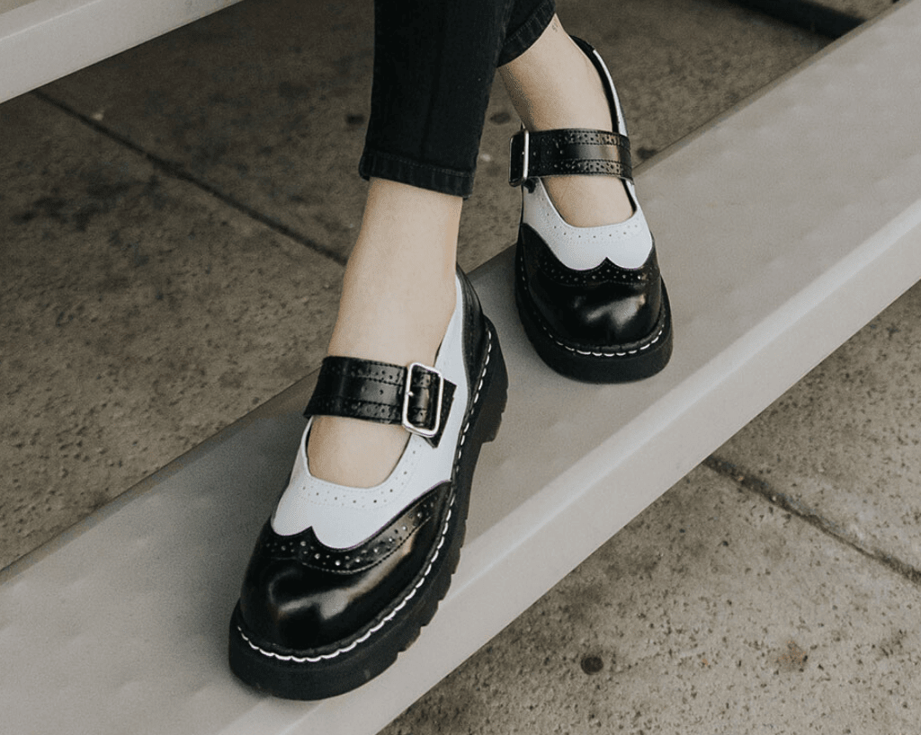 T1035 Black & White Brogue Mary Jane