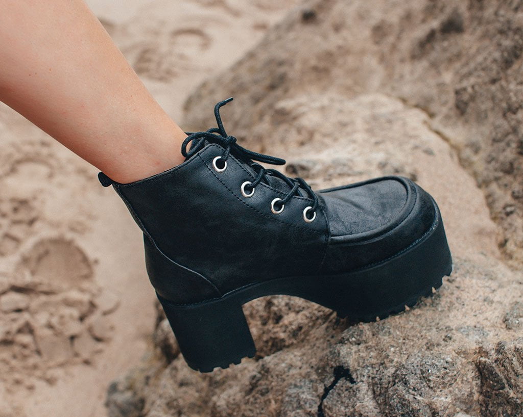 A8663L Distressed Ankle Nosebleed Boot